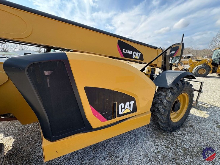 2019-caterpillar-tl642d-image-40