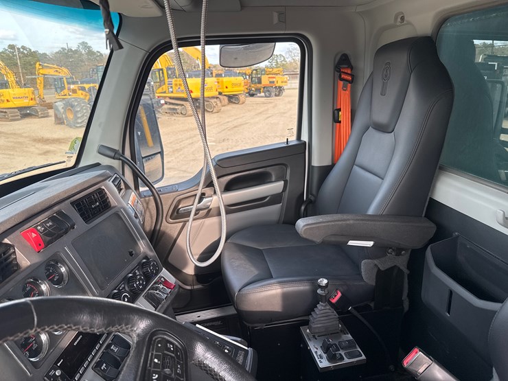 2024-kenworth-t880-image-24