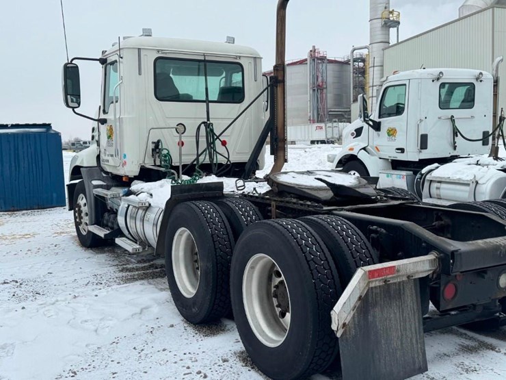 2018-mack-cxu613-day-cab-image-4