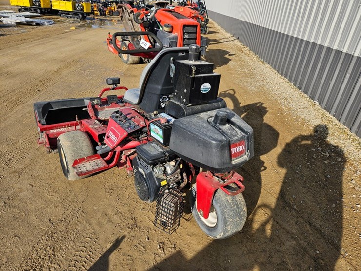 #142-•-toro-greens-master-greens-mower-image-3