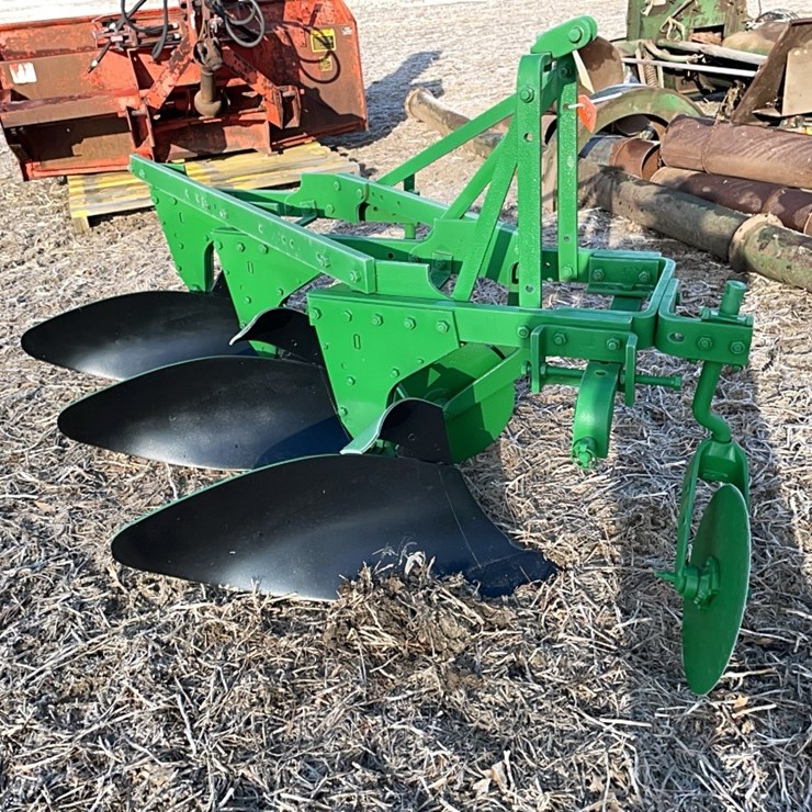 Tag #450, JD 3btm plow
