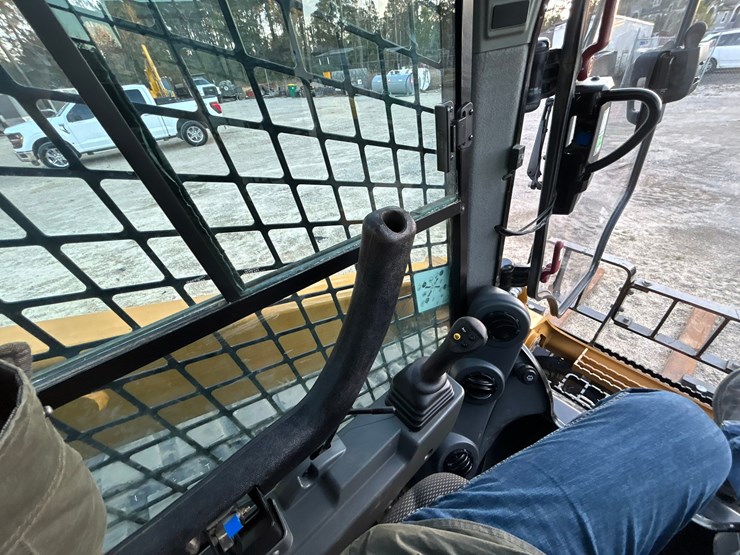 2023-caterpillar-299d3-image-15