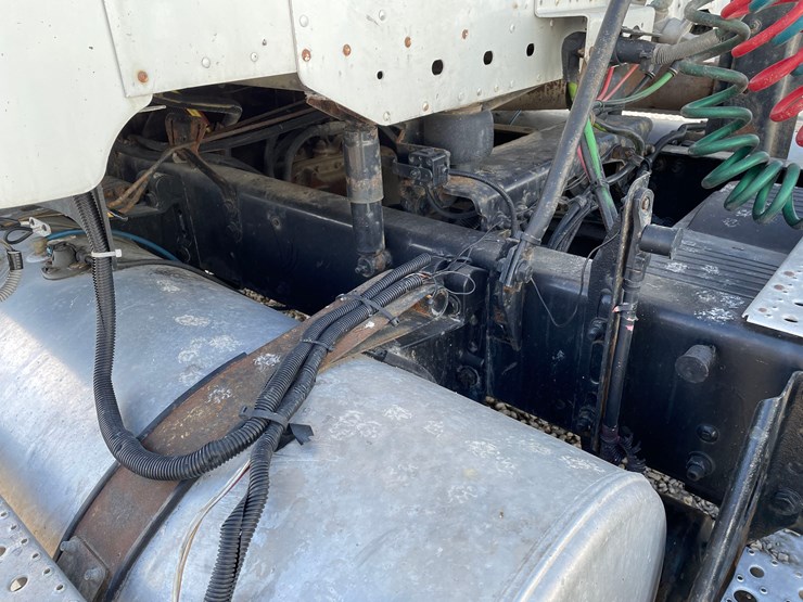 tag-#412,-2013-freightliner-semi-image-8