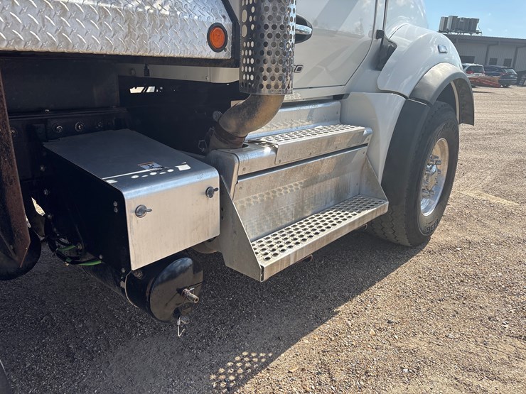 2023-kenworth-t880-image-7