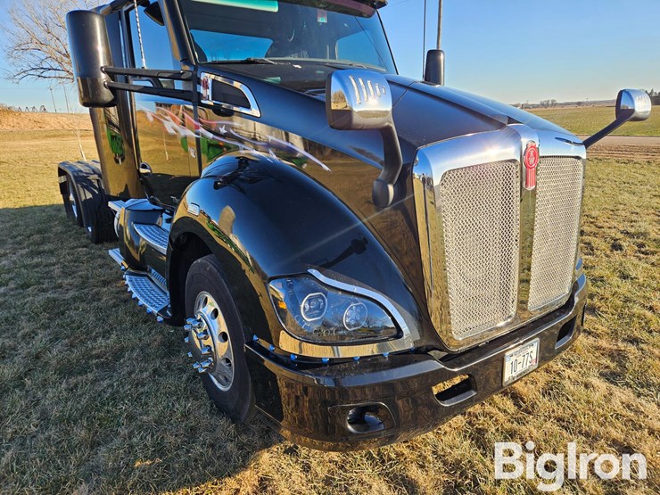 2014-kenworth-t680-image-16