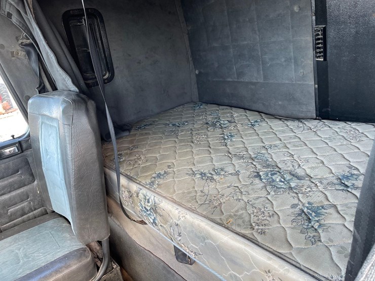 tag-#442,-1993-volvo-semi-tractor-image-23