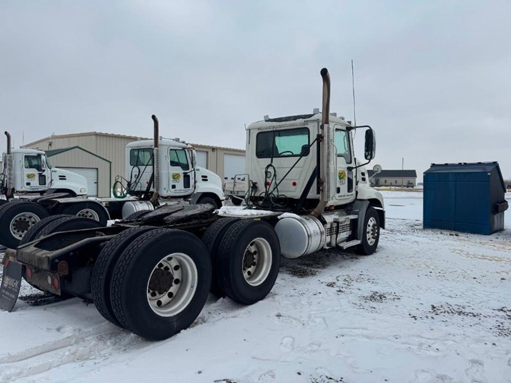2018-mack-cxu613-day-cab-image-3
