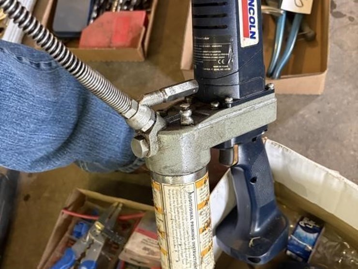 lincoln-battery-grease-gun-image-2