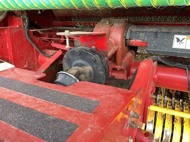 new-holland-br740a-image-11