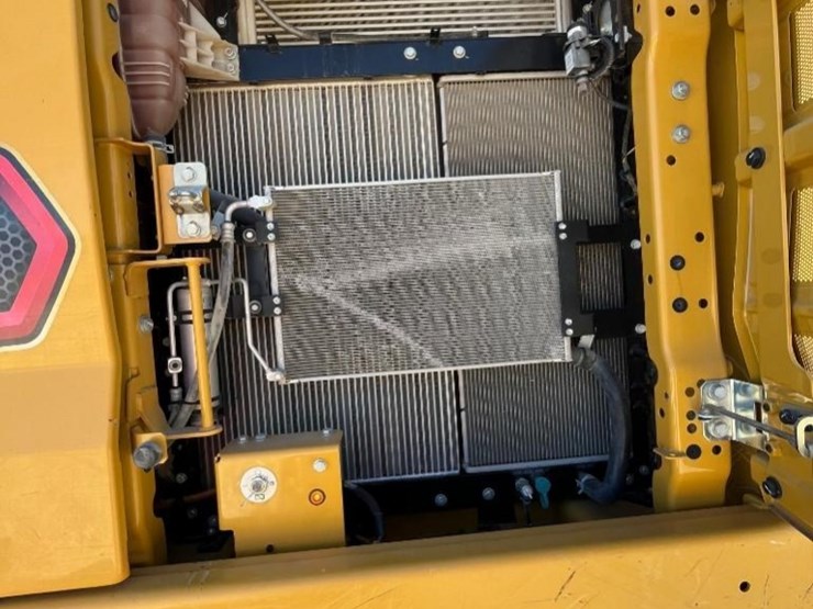 2022-caterpillar-320-image-13