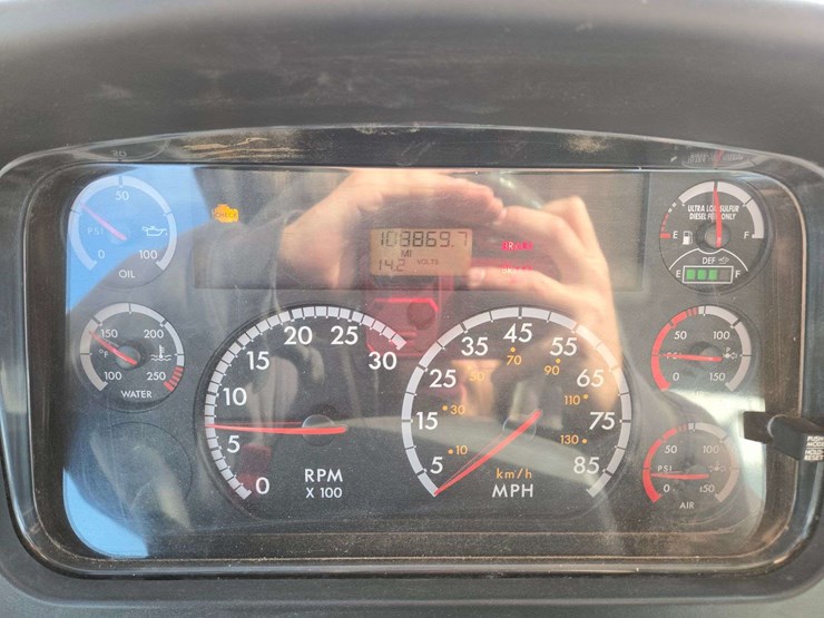 2013-freightliner-m2-106-image-45