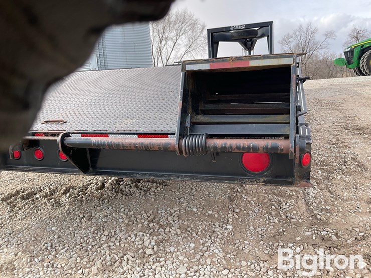 2001-titan-trailer-image-19