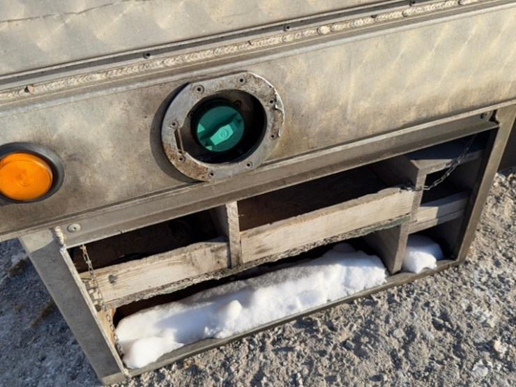 8'-8"-aluminum-truck-bed-with-ladder-rack,-spare-tire-image-13