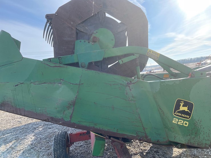 john-deere-220-image-13