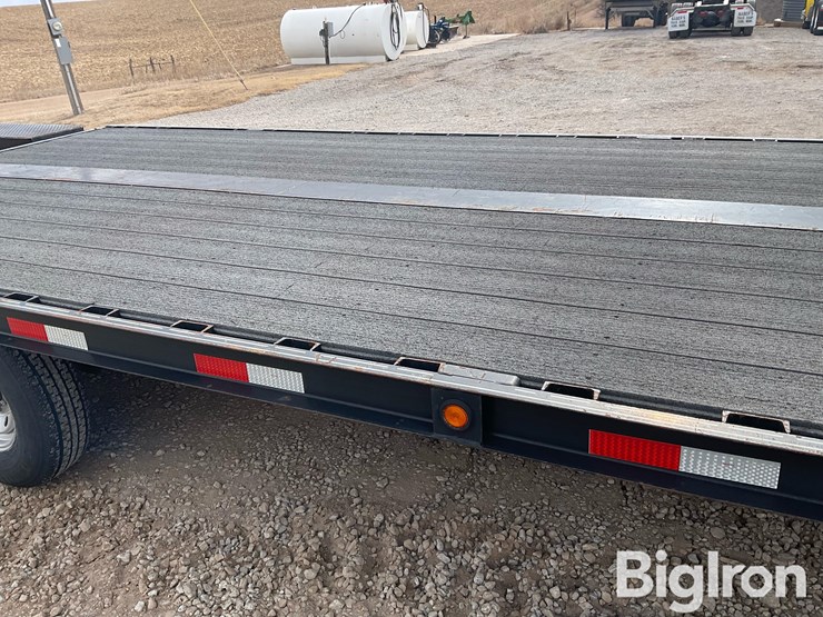 2001-titan-trailer-image-14