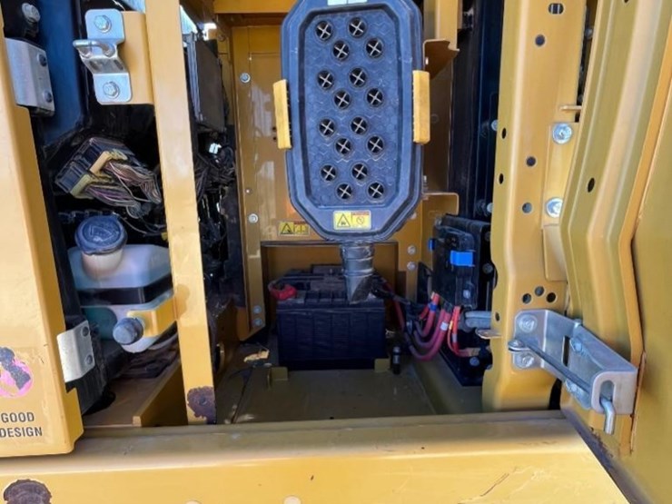 2019-caterpillar-320-image-16