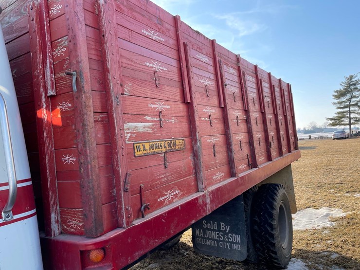 tag-#23,-1982-ih-1754-grain-truck-image-4