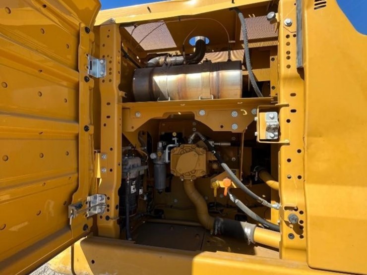 2022-caterpillar-320-image-22