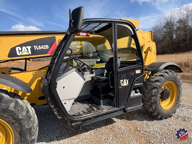 2019-caterpillar-tl642d-image-26
