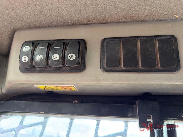 2015-caterpillar-299d-image-21