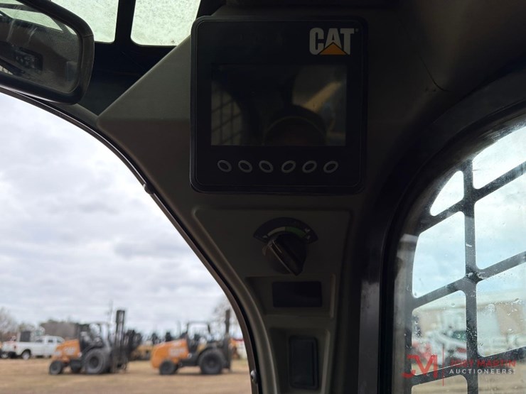 2015-caterpillar-299d-image-22
