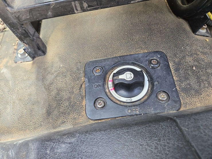 2013-freightliner-m2-106-image-40