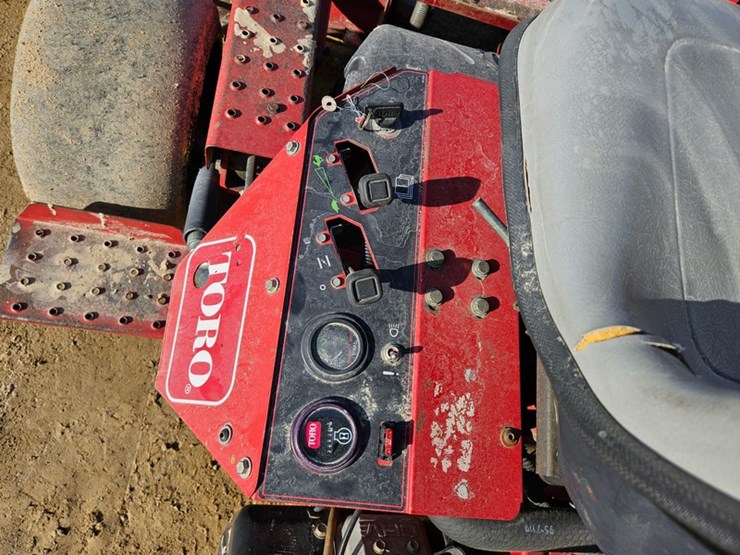 #142-•-toro-greens-master-greens-mower-image-13