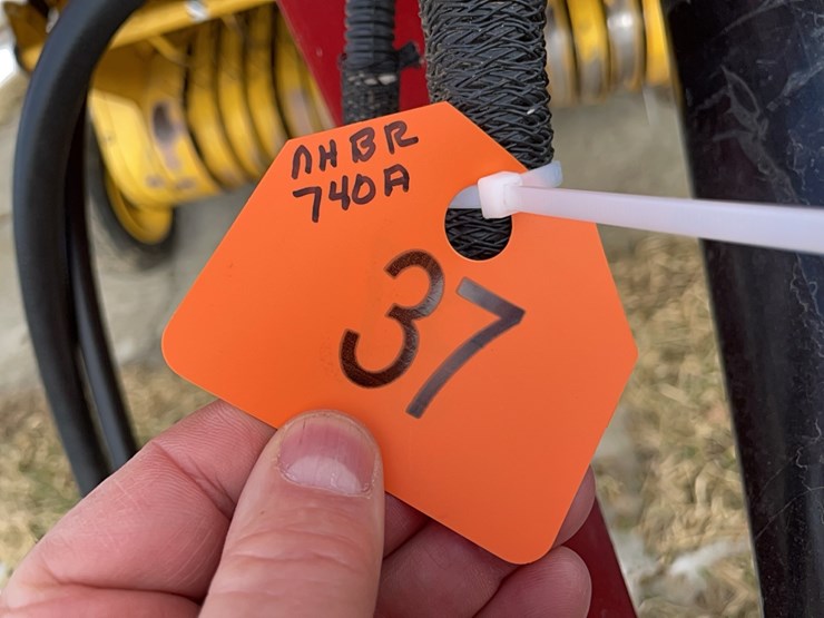 new-holland-br740a-image-2