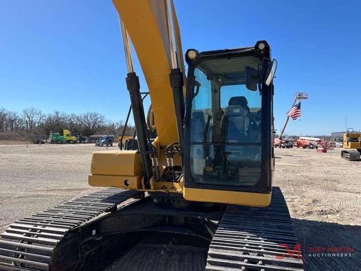 2019-caterpillar-320-image-8