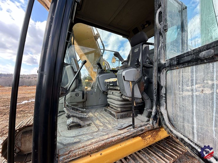 2017-caterpillar-318fl-image-110