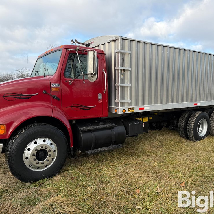 2001 INTERNATIONAL 8100