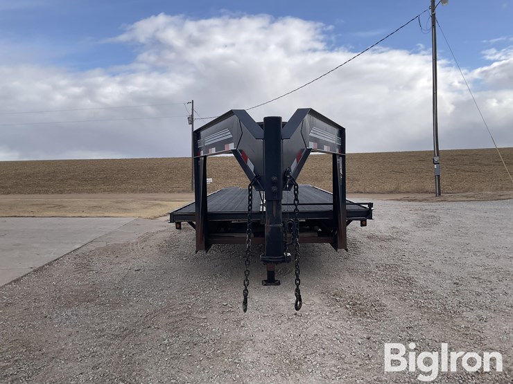 2001-titan-trailer-image-2