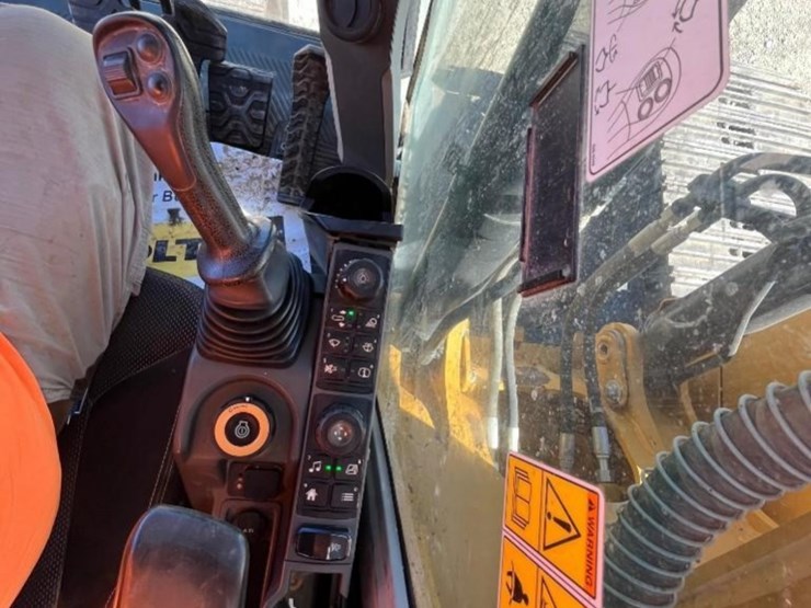 2019-caterpillar-320-image-21