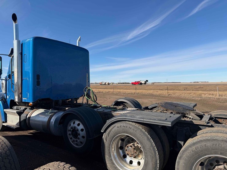 2012-freightliner-coronado-122-sleeper-image-2