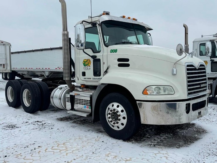 2018-mack-cxu613-day-cab-image-2