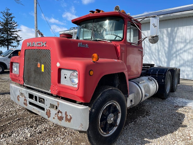 tag-#468,-1981-r-series-600-mack-semi-tractor-image-1
