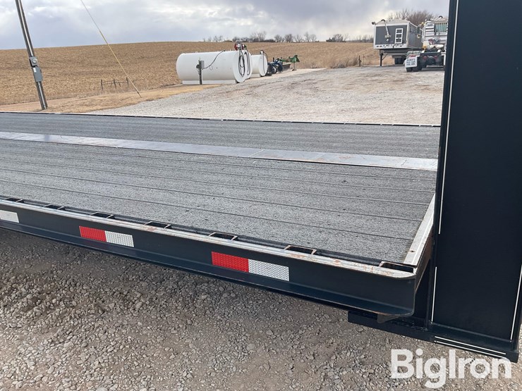 2001-titan-trailer-image-13