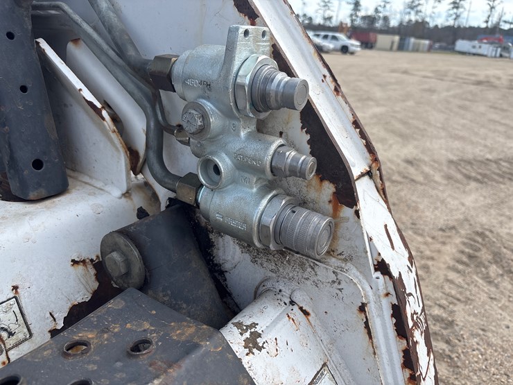 2009-bobcat-s150-image-7