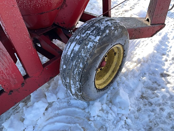 new-holland-354-image-3