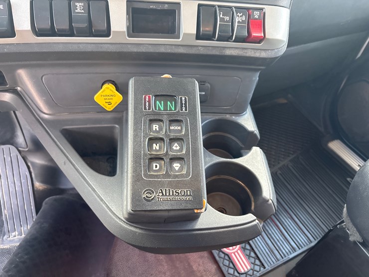 2024-kenworth-t880-image-12