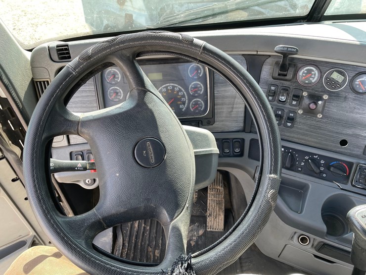 tag-#412,-2013-freightliner-semi-image-28