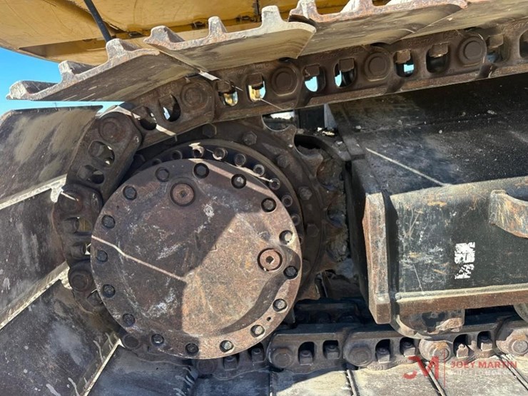 2019-caterpillar-320-image-11