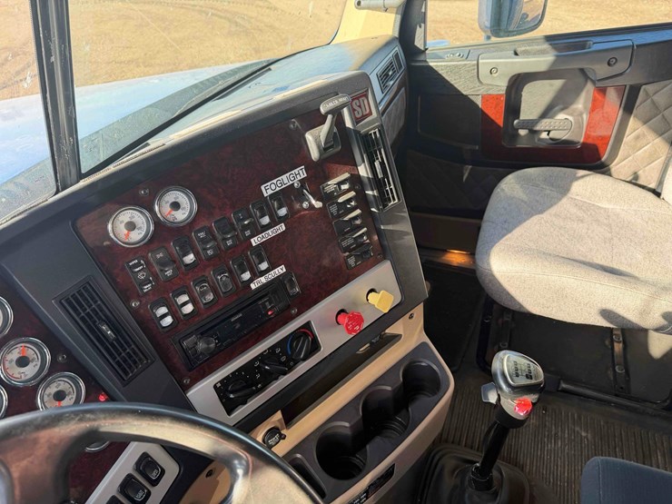 2012-freightliner-coronado-122-sleeper-image-16