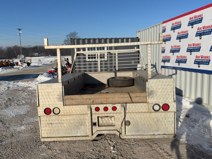8'-8"-aluminum-truck-bed-with-ladder-rack,-spare-tire-image-3