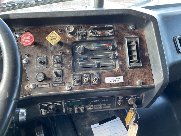 tag-#442,-1993-volvo-semi-tractor-image-24