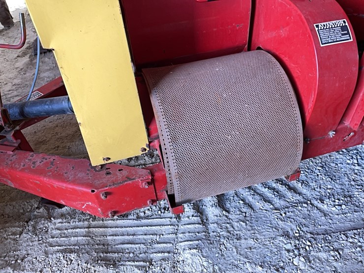 new-holland-355-image-3