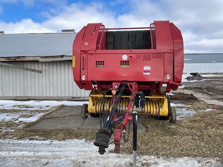 new-holland-br740a-image-8