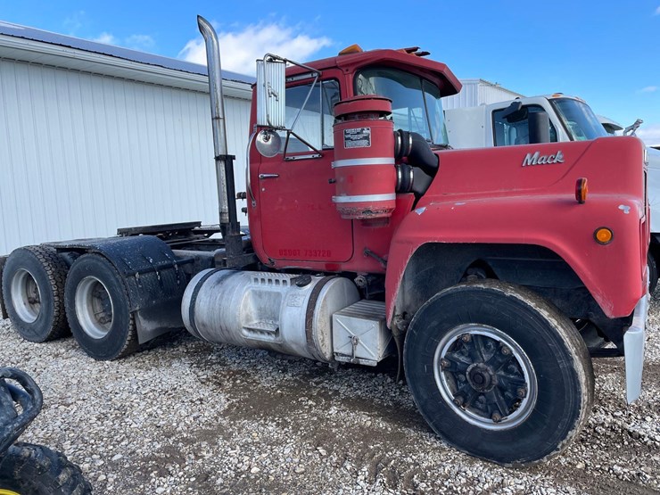 tag-#468,-1981-r-series-600-mack-semi-tractor-image-15