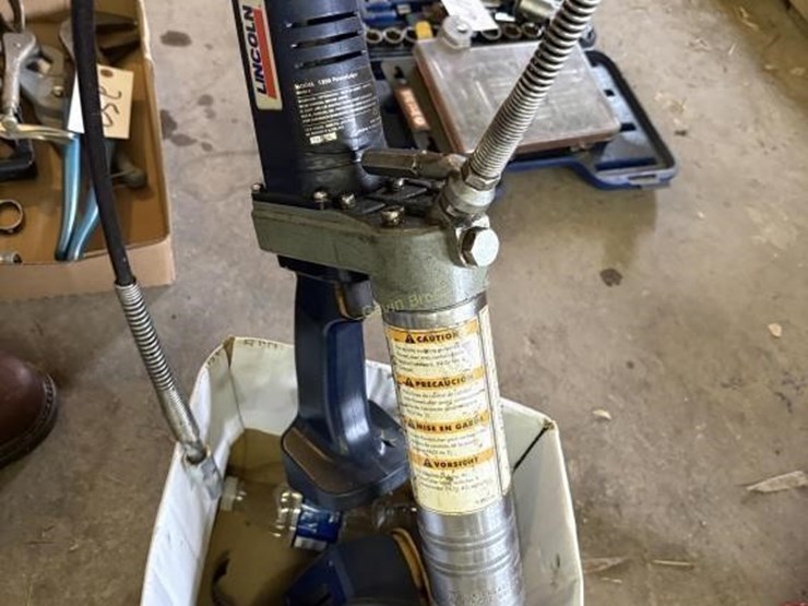 lincoln-battery-grease-gun-image-1
