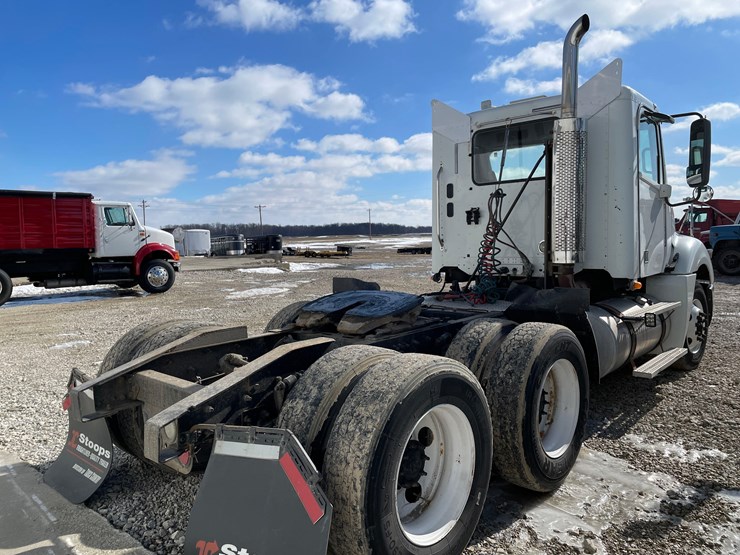 tag-#412,-2013-freightliner-semi-image-14